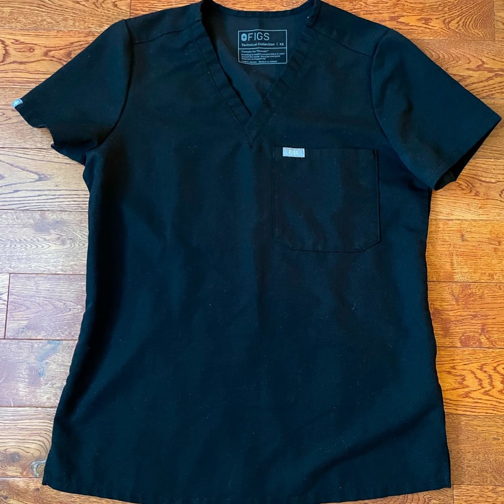 Figs one-pocket scrub top in black (XS)